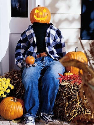 Calabaza de Halloween persona sentada en el porche