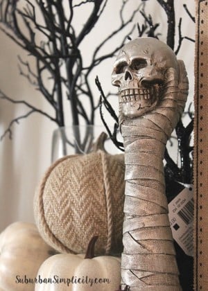 mummy holding a skull mantel