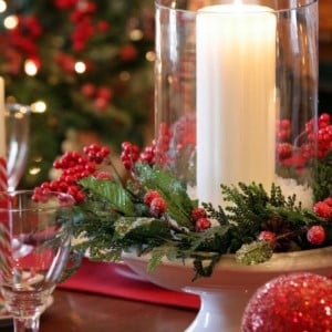 Anillo de velas de Navidad en el puesto de pasteles como centro de mesa