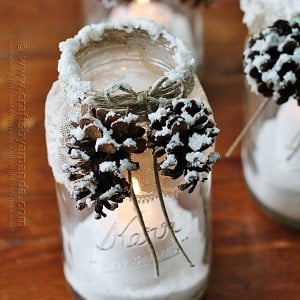 Tarros de velas de cono de pino nevado