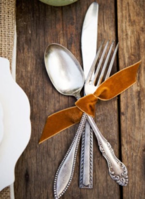 Easy ribbon wrapped Thanksgiving Dinnerware 