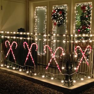 Idea de balcón de luz de Navidad de bastón de caramelo 