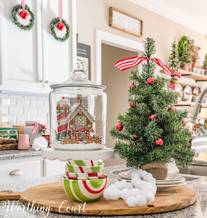 https://www.prudentpennypincher.com/wp-content/uploads/2018/10/Christmas-kitchen-island-vignette-1.jpg