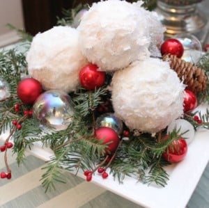 Centro de mesa de adorno navideño con bola de nieve