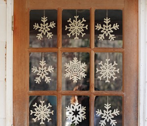 Paper Snowflake apartment christmas door decor idea