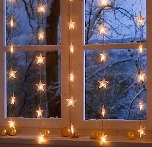 Luces brillantes en la ventana