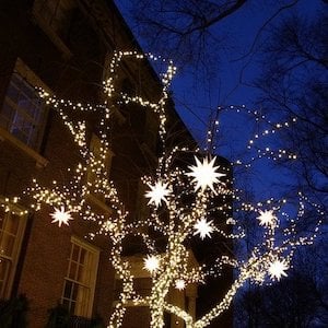 Árbol de Navidad ligero con adornos de estrellas iluminadas