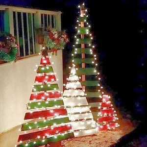 Árboles de Navidad de palets en el jardín.