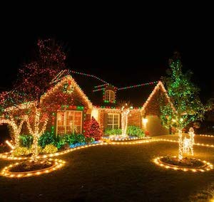 Idea para luces navideñas al aire libre.