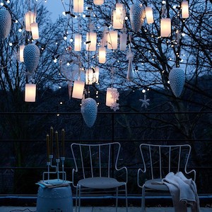 Linternas agrupadas y luces navideñas en el patio