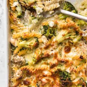 Lazy and Healthy Chicken and Broccoli Pasta Bake