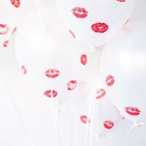 DIY Kissing Balloons 