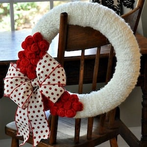 Valentine's Day yarn Wreath with Felt Roses 
