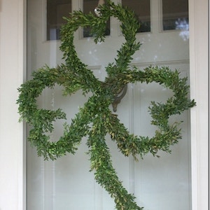 Boxwood Clover on the front door
