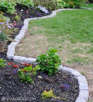 cama de jardín forrada con ladrillos