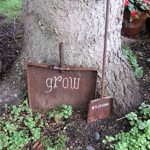 Rusty Shovel Garden Sign