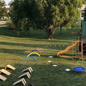 Carrera de obstáculos en el patio trasero