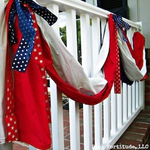 outdoor Fourth of July garland decoration