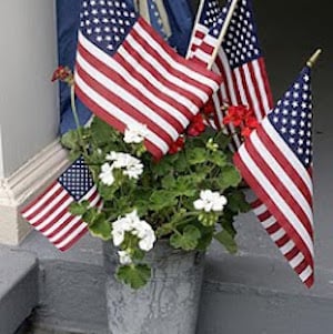 Caja de flores de banderas americanas