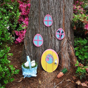 Puerta de conejito de pascua en la decoración de un árbol