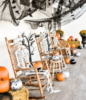 Esqueleto sentado en mecedoras Idea de decoración de porche de Halloween