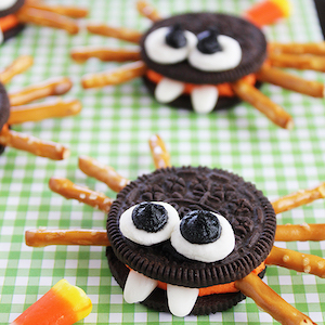 JUMP SCARE!!! Did we get u? 😈 #halloween #onionrings #snacks #snack #wisesnacks #snacking