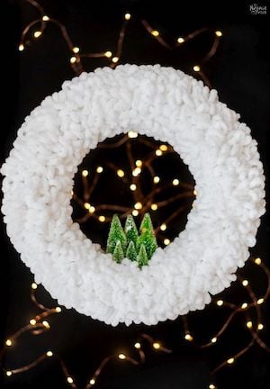 Christmas Yarn Wreath front door decor idea