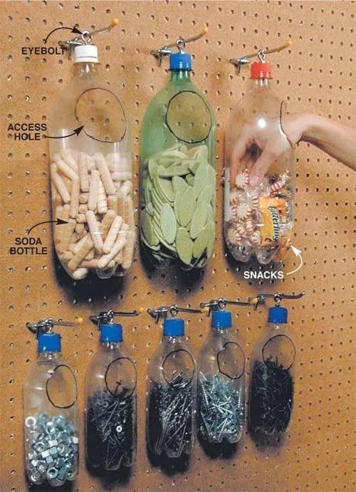 Almacenamiento de hardware de botellas de refrescos reciclados en un tablero perforado