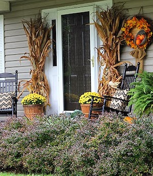 Decoración tradicional para la puerta de entrada en otoño.