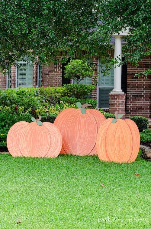 calabazas de madera en el jardín