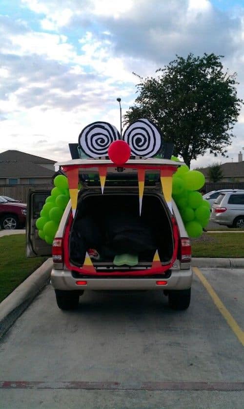 clown decorated car