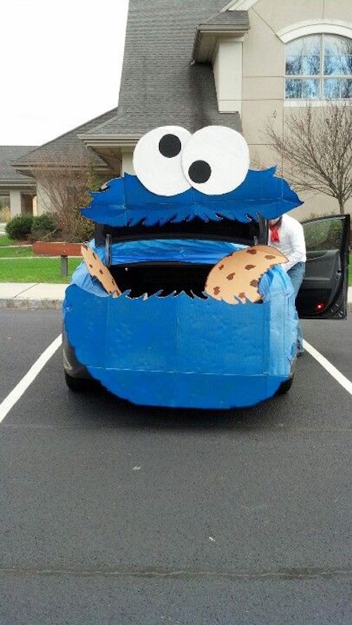 Cookie Monster trunk or treat idea