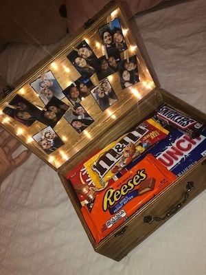 candy bar valentine gift basket for boyfriends