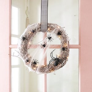 Easy Halloween Wreath with Spiderwebs